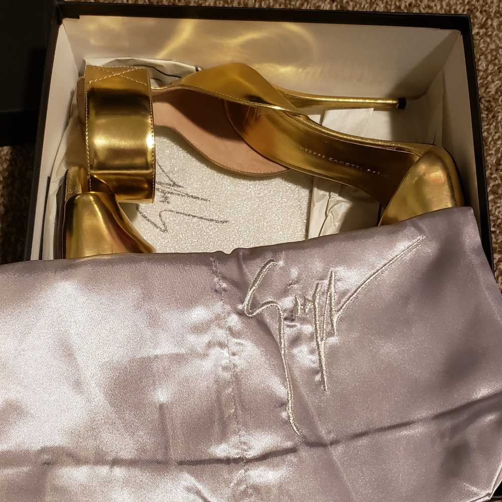 Shoes - Picture 5 of 6